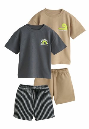 Dve tričká s krátkym rukávom, jedno béžové s logom „Chasing Waves“, jedno sivé s grafikou slnka, doplnené béžovými a čierno-bielo pruhovanými šortkami.