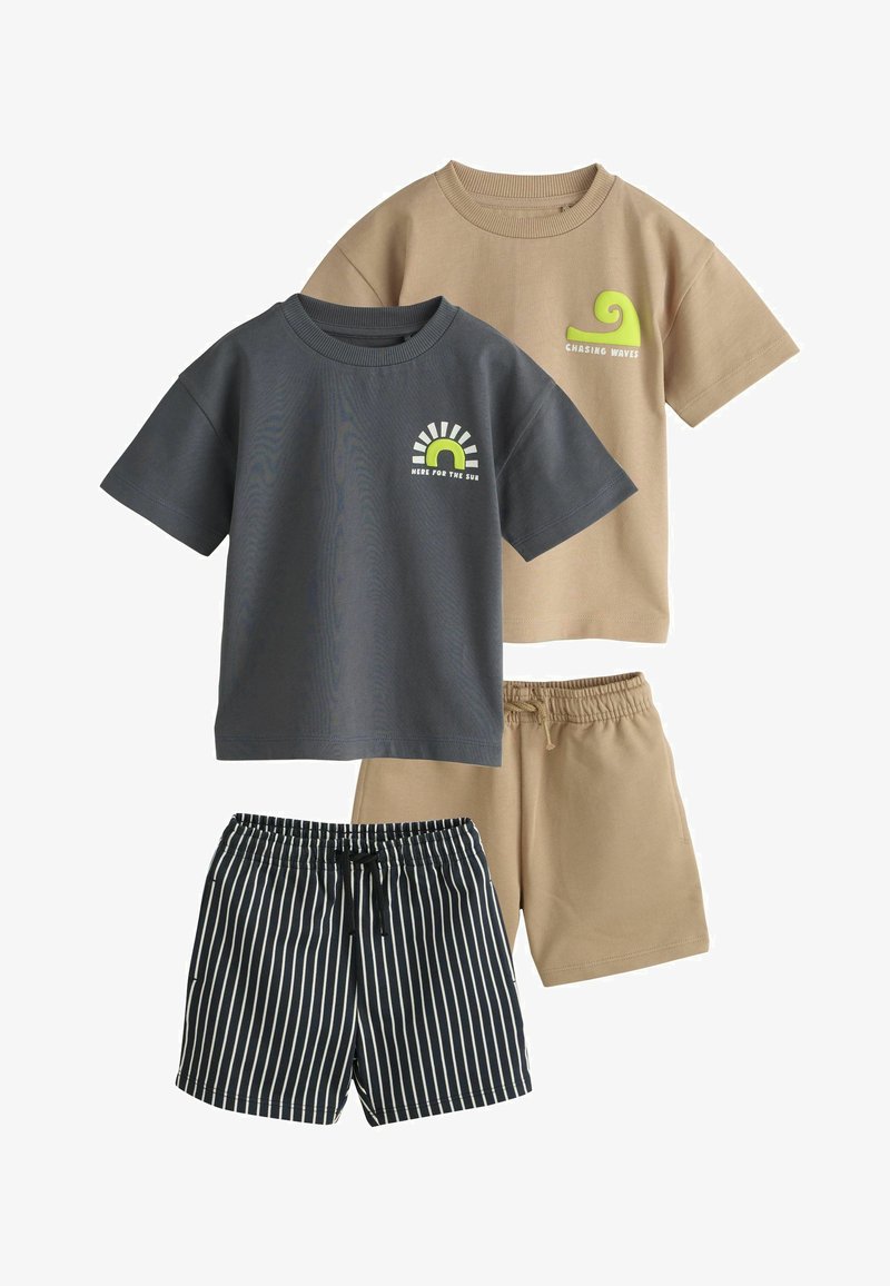 Deux t-shirts à manches courtes, un beige avec le logo « Chasing Waves », un gris avec un graphique de soleil, associés à des shorts beiges et rayés noir et blanc.