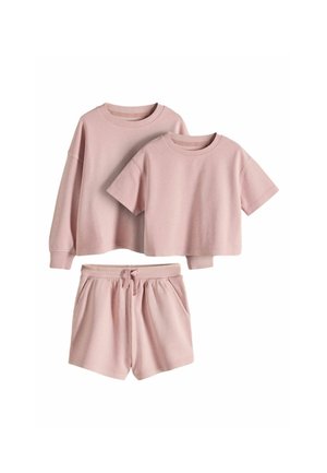 Dva svetloružové bavlnené topy – jeden s dlhým rukávom a jeden s krátkym – a zodpovedajúce šortky so sťahovacou šnúrkou a vreckami.