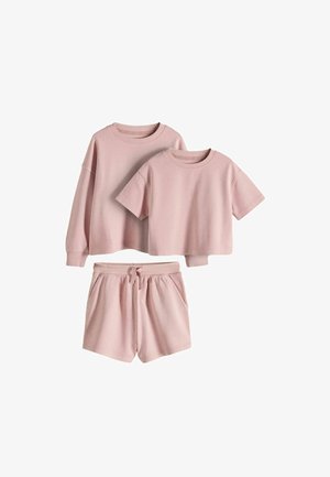 Két világos rózsaszín pamut felső – egy hosszú ujjú és egy rövid ujjú – valamint hozzáillő, zsinórral állítható zsebes rövidnadrág.