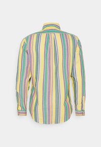 Camisa abotonada con rayas verticales en amarillo, verde, morado y azul. Cuenta con cuello y mangas largas. Material de algodón, ajuste casual.