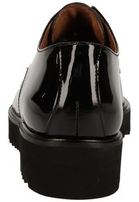 Scarpe in pelle verniciata nera con punta arrotondata, suola spessa nera e finitura lucida e liscia. L'interno presenta una fodera in pelle marrone.