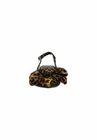 Leopardprint platte sandaal met een grote, textuurgebogen strik op de teen, een enkelbandje en een platte zwarte zool.