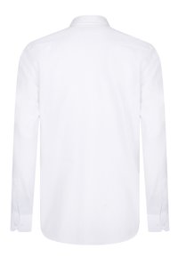 Camisa de botones de manga larga blanca con cuello clásico, textura suave, dobladillo curvado y puños con botones. Diseño sencillo de color sólido.