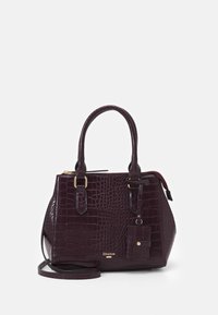 Torebka w kolorze burgundowym o fakturze krokodylej, z solidnymi podwójnymi uchwytami, odpinanym paskiem na ramię, złotymi akcentami i małą przypinaną metką.