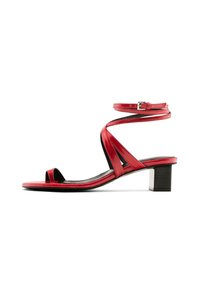 Sandale rouge à lanières avec un talon block, présentant une finition brillante, un design à bout ouvert et des brides de cheville étroites fixées par une boucle.