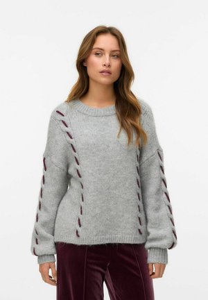 Maglione grigio lavorato a maglia con scollatura rotonda, maniche oversize e dettagli color bordeaux sui lati. Tessuto morbido, vestibilità rilassata.