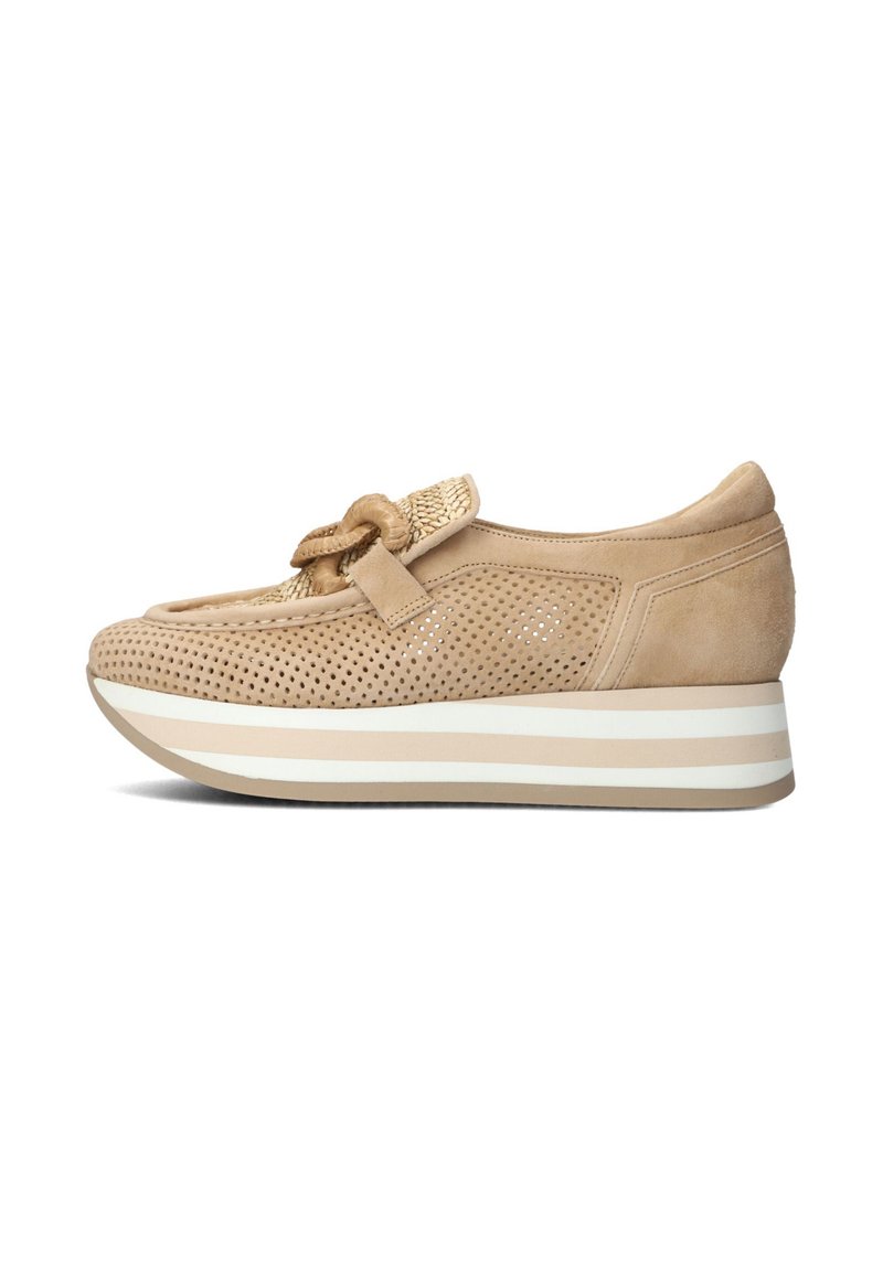Beige Wildlederschuh mit einem Lochmuster, geflochtenen Riemen und einer Keilsohle mit abwechselnd beige und weißen Streifen.