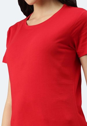 Rotes Baumwoll-T-Shirt mit Rundhalsausschnitt und kurzen Ärmeln, das eine glatte Textur und eine taillierte Passform aufweist. Keine sichtbaren Muster oder Akzente.