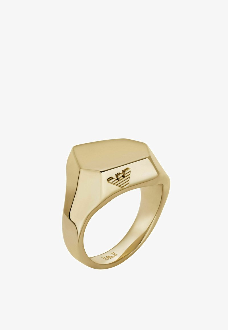 Goldfarbener Ring mit einem glatten, geometrischen Design. Verfügt über eine quadratische Oberseite und ein erhabenes Logo-Element auf der Vorderseite. Polierte Oberfläche.
