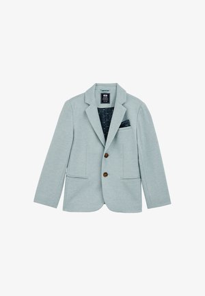 Svetle modrý blazer vyrobený z texturované tkaniny, který má klopový límec, dva hnědé knoflíky, boční kapsy a vzorovanou podšívku.