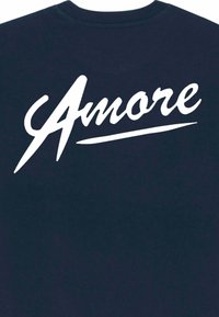 Tamsiai mėlyna marškinėlių su dideliu baltu kursyvu „Amore“ tekstu, centruotu nugaros dalyje, su lygiu medvilniniu audiniu ir apvaliu kaklu.
