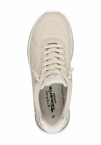 Gai bēša sporta apavi ar teksturētu auduma virspusi, tradicionālām šņorēm un mīkstinātu iekšzoli ar uzrakstu "Tamaris Comfort".