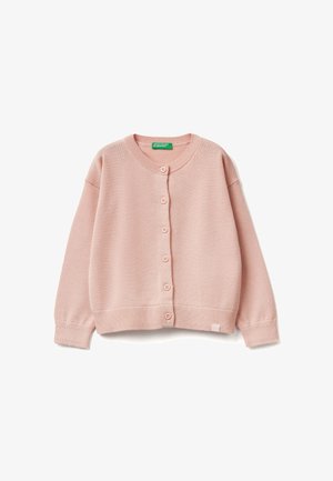 Růžový pletený cardigan s dlouhými rukávy, kulatým výstřihem a šesti předními knoflíky, rozložený na bílém pozadí.
