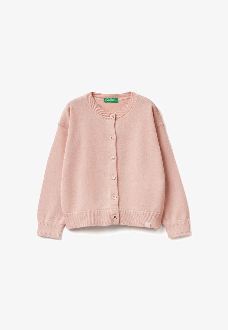 Rosa Strickjacke mit langen Ärmeln, rundem Ausschnitt und sechs vorderen Knöpfen, flach auf einem weißen Hintergrund gelegen.