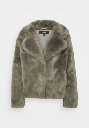 Kort grå jakke i imiteret pels med bred krave og lange ærmer, mærket Vero Moda, vist mod en hvid baggrund.