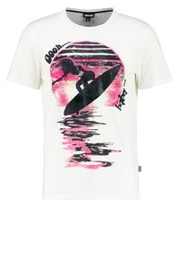 Vit bomull t-shirt med en färgglad grafik av en surfare mot en solnedgångsbakgrund med svarta och rosa detaljer, korta ärmar, rund hals.