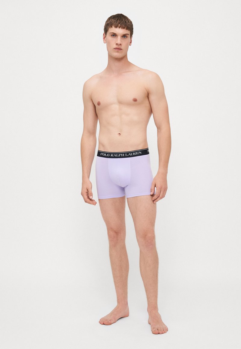 Ανδρικά μποξεράκια σε ανοιχτό λεβάντα με μαύρη ζώνη που �αναγράφει "POLO RALPH LAUREN" σε λευκή γραμματοσειρά. Μαλακό και απαλό ύφασμα.