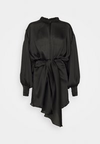 Robe courte noire à manches longues avec tissu plissé, col haut à volants, poignets smockés et grand nœud asymétrique drapé à l'avant.