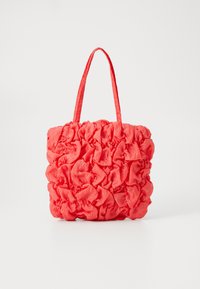 Borsa tote corallo con design testurizzato e arricciato. Realizzata in un tessuto morbido, presenta due manici robusti e un ampio interno.