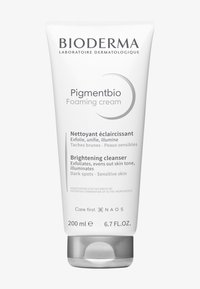 Bioderma Pigmentbio Crema Schiumogena in un tubo di plastica bianco con tappo argentato. Contiene 200 ml. Il testo evidenzia le proprietà illuminanti e esfolianti.