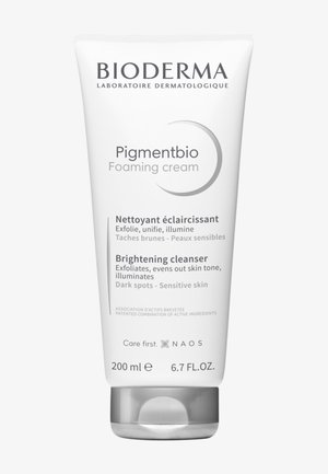 Crème Moussante Bioderma Pigmentbio dans un tube en plastique blanc avec un bouchon argenté. Contient 200 ml. Le texte met en avant les propriétés éclaircissantes et exfoliantes.