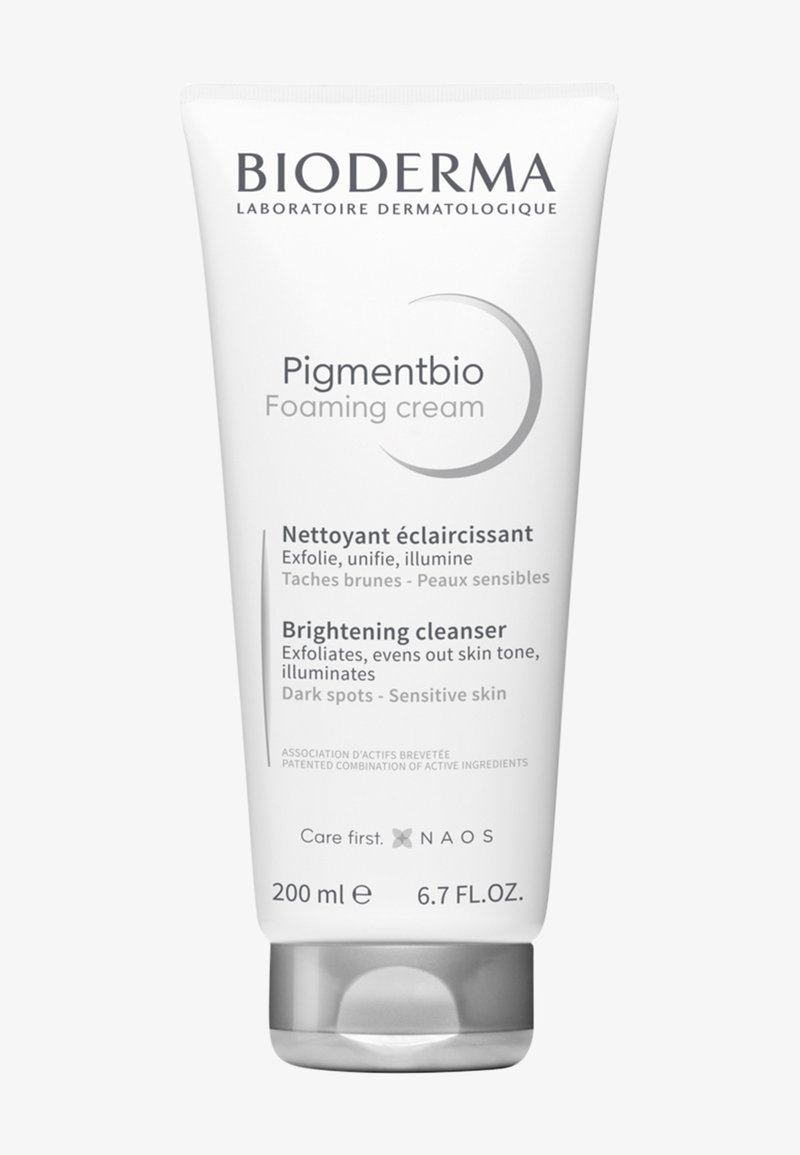 Bioderma Pigmentbio Crema Schiumogena in un tubo di plastica bianco con tappo argentato. Contiene 200 ml. Il testo evidenzia le proprietà illuminanti e esfolianti.