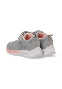 Par de zapatillas deportivas infantiles grises y rosas con suelas blancas y correas de gancho y bucle, mostradas desde atrás y en un ángulo lateral.