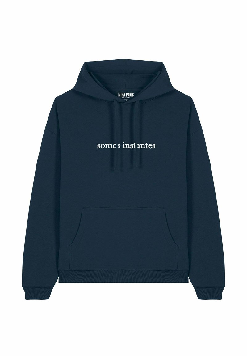 Sweatshirt à capuche navy avec poche frontale, présentant le texte blanc « somos instantes » sur la poitrine. Tissu doux et texturé avec des poignets et un ourlet côtelés.