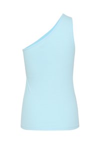 Top de tirantes acanalado azul claro con diseño de un solo hombro. Presenta una textura suave y una forma ajustada, adecuada para el uso diario.