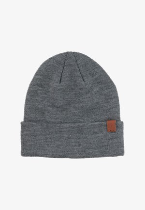 Grijze gebreide beanie met een omgeslagen manchette. Gemaakt van zacht stof, met een leren label aan de zijkant met merkdetails. Glad oppervlak.