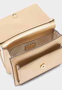 Kuldne metallist käekott sujuva nahkvälimusega, sisemise lukuga tasku ja mustriga vooder. Suletud kuldse nupuga.