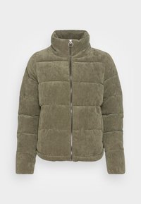 Giacca puffer in corduroy verde oliva con colletto alto e zip argentata con cursore rotondo, mostrata su uno sfondo bianco.