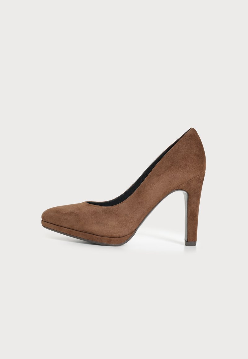Chaussure à talon haut en daim marron avec bout fermé et talon stiletto fin, vue de côté sur fond blanc.