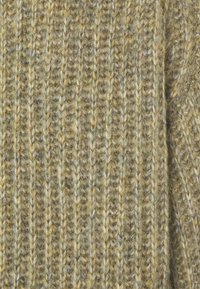 Gestrickter Stoff in einem gedämpften olivgrün mit strukturierter Rippung. Verfügt über eine weiche, flauschige Textur und eine Mischung aus hellen und dunklen Fasern.