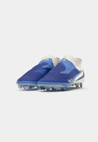 Chuteiras de futebol com um design em gradiente azul e branco, material superior em malha, colarinho semelhante a um meia e logotipo da Nike em amarelo. Cravos transparentes na sola.