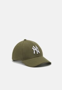 Olíva zöld baseballsapka ívelt karimával, fehér hímzett "NY" logóval az elején, hat szellőzőlyukkal és texturált felülettel.