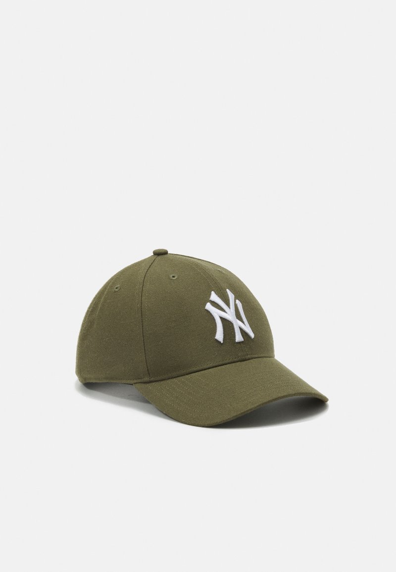 Olíva zöld baseballsapka ívelt karimával, fehér hímzett "NY" logóval az elején, hat szellőzőlyukkal és texturált felülettel.