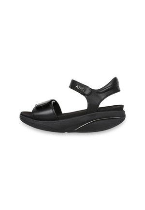 Sandalo nero MBT con cinturini regolabili, suola rocker imbottita e punta aperta, progettato per comfort e supporto.