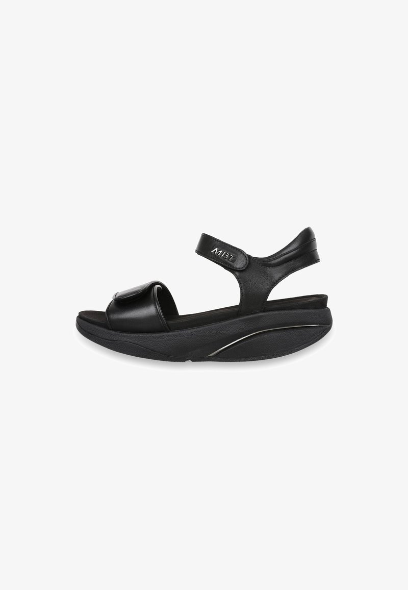 Sandale MBT noire avec brides ajustables, semelle incurvée rembourrée et bout ouvert, conçue pour le confort et le soutien.