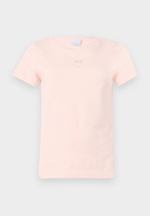 T-shirt di cotone rosa chiaro con maniche corte, caratterizzato da un piccolo design ricamato sul petto e un classico scollo rotondo.