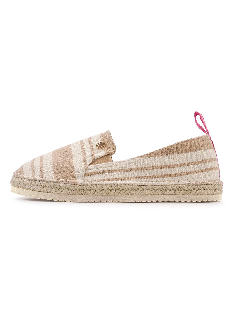 Strohfarbene Espadrille mit beigen und weißen Streifen, geflochtenem Obermaterial, Jutesohle und pinkem Ziehband an der Ferse.
