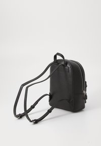 Schwarzer Leder-Rucksack mit runder Form, ausgestattet mit einem Reißverschluss und zwei verstellbaren Trägern. Strukturiert Oberfläche und minimale Hardware-Details.