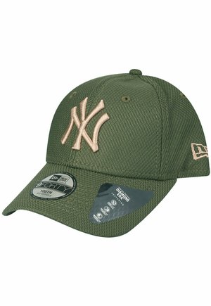 Cappellino da baseball verde oliva realizzato in tessuto strutturato, con un logo NY ricamato beige sul davanti e una visiera curvata.