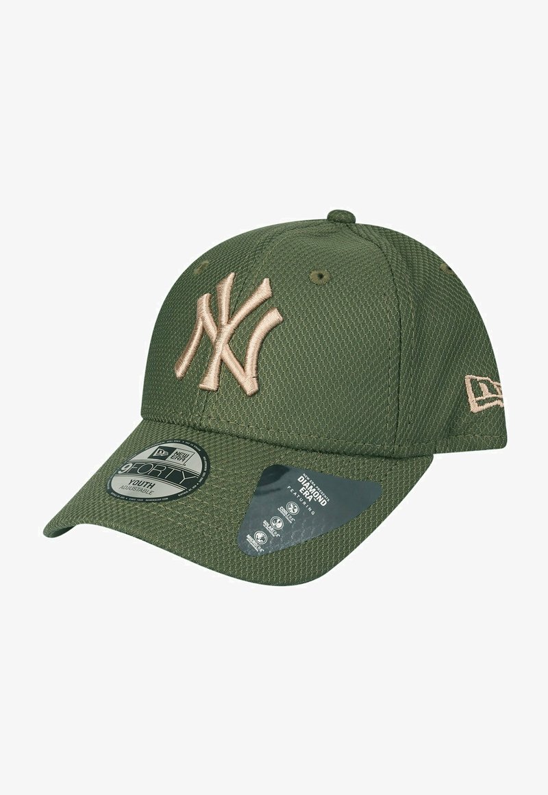 Casquette de baseball vert olive en tissu texturé, avec un logo NY brodé beige à l'avant et une visière courbée.