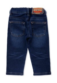 Jeans in denim blu scuro con una consistenza liscia, caratterizzati da una etichetta in pelle con logo, due tasche posteriori e un design a gamba dritta.