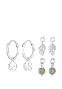 Orecchini a cerchio in argento con simbolo della pace, due ciondoli a forma di foglia in argento e due ciondoli sferici con riflesso metallico.