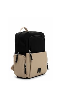 Černý a béžový batoh s hladkým povrchem, vybavený několika kapsami na zip, horním držadlem a logem na přední straně.