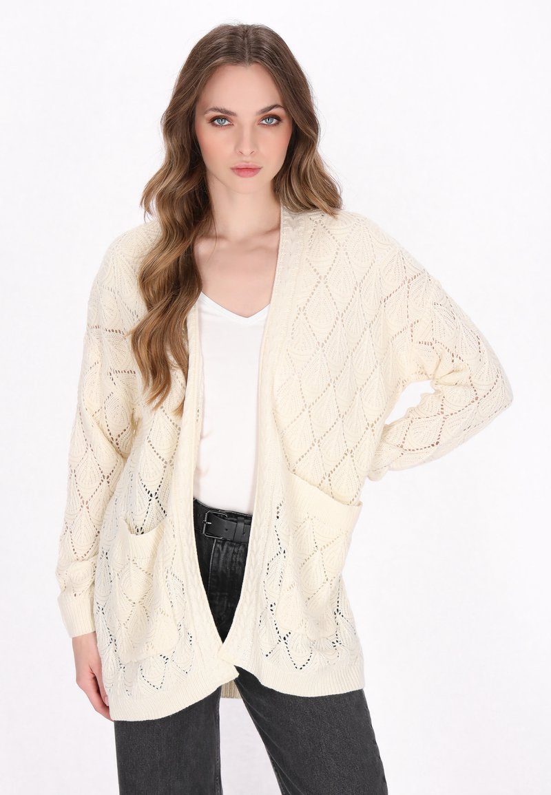 Elfenbeinfarbener Strickcardigan mit offenem Vorderteil, Rauten-Muster und zwei vorderen Taschen. Verfügt über lange Ärmel und einen lässigen Schnitt.