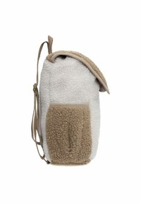 Sac à dos compact en tissu peluche beige et crème. Il dispose d'un extérieur texturé et poilu avec une poche latérale et des bretelles réglables.